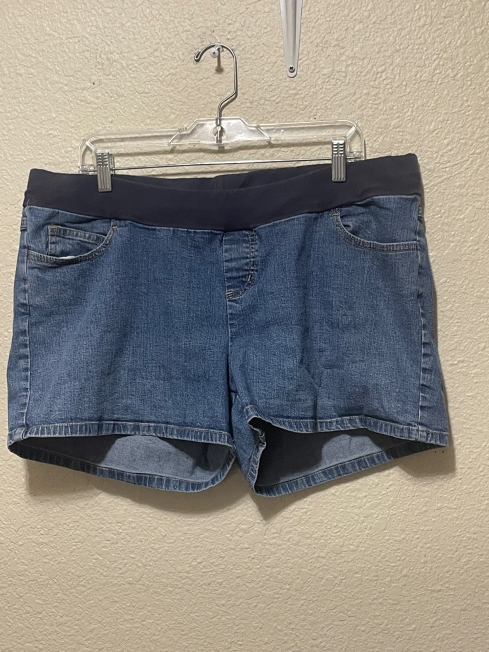 Two Hearts Women's Maternity Shorts. Good Condition. Size XL.